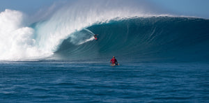 John Florence packing a massive barrel in front of Kelly Slater